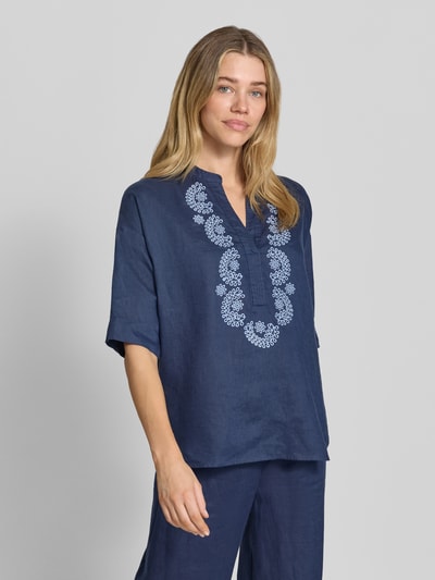 Frauenmodel trägt Leinenbluse mit 3/4-Arm und Motiv-Stitching von Emily Van den Bergh in Dunkelblau, lockerer Schnitt, Nahaufnahme Oberkörper.