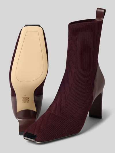 Produktfoto, Stiefeletten aus Leder-Mix in Strick-Optik von Marc Cain Bags & Shoes in Bordeaux mit glatter Sohle, Absatzhöhe 8 cm, Schafthöhe 16 cm, Schaftweite 11 cm, gerade Passform