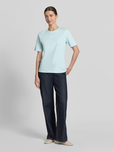 Modelka nosi T-Shirt aus Baumwolle mit Rundhalsausschnitt od Jake*s Casual, czysty bawełniany materiał, krój regular fit, jasnoniebieski kolor, długość pleców w rozmiarze S: 57 cm, pełny widok z przodu