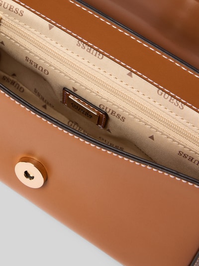 Produktfoto, Shoulder Bag mit Logo-Detail Modell 'Ruby' von GUESS, Główna przegroda z klapką, szeroki na 21 cm, długość 14 cm, głębokość 6 cm, pasek na ramię o długości 58 cm, detal z logo