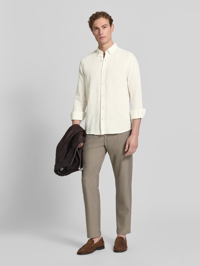 Männermodel trägt Regular Fit Freizeithemd aus Leinen-Baumwoll-Mix von Lerros in Offwhite mit Button-Down-Kragen und Knopfleiste, Rückenlänge bei Größe M 75 cm, Schulterbreite 43 cm, Ärmellänge 69 cm, Ganzkörperansicht von vorne.