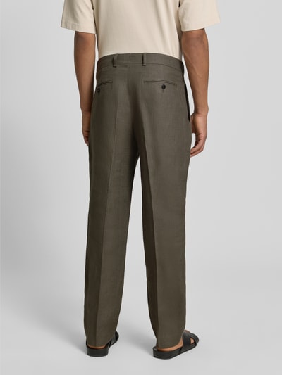 Mannelijk model draagt Regular Fit pantalon uit puur linnen model 'BAIRD' van SELECTED HOMME, effen look, met riemlussen, persplooien, knoop- en ritssluiting, steekzakken, achterzakken, materiaal: linnen, volledige achterkantaanzicht.