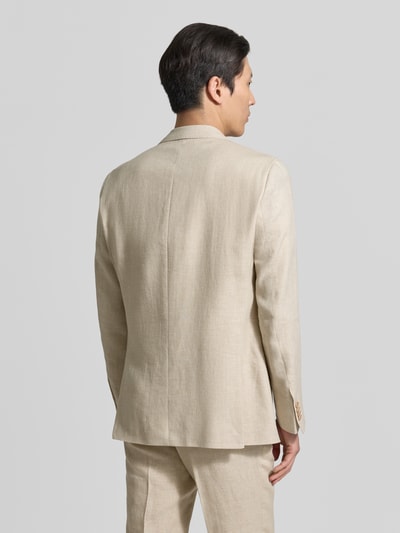 Männermodel trägt Regular Fit Anzugjacke aus Leinen-Mix Modell 'Tannon' von Carl Gross in Beige mit Woll-Anteil, Rückenansicht.