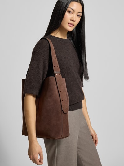 Modelka nosi Shopper aus echtem Kalbsleder Modell 'ARINA' von Marc O'Polo, prostokątna forma, brązowy welur, widok całej sylwetki z przodu.