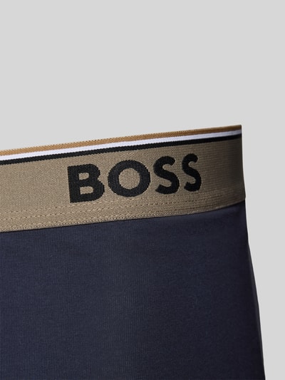 Productfoto, donkerblauwe boxershort met beige elastische band en zwarte labelprint, katoenmix, Trunks uit katoenmix in set van 3 Model 'Power' van BOSS, look: effen, detail: elastische band met labelprint, multiverpakking: set van 3, materiaalverwerking: stretch, materiaal: katoenmix