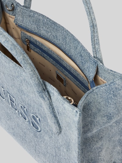 Produktfoto, Tote Bag mit Viskose-Anteil Modell 'Jodi' von Guess aus Baumwoll-Viskose-Mix in Denim-Optik mit Logo-Detail, Hauptfach mit Reißverschluss, Schulterriemen und abnehmbare Trageriemen, Maße ca. 34x24x12 cm, Innenfutter aus Stoff