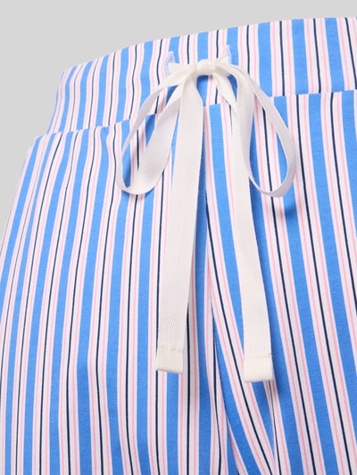 Frauenmodel trägt Slim Fit Pyjama-Hose in verkürzter Passform von Skiny aus Baumwoll-Mix mit Tunnelzug, Nahaufnahme Bundbereich.