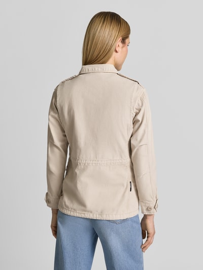 Frauenmodel trägt Regular Fit Jacke mit Umlegekragen Modell 'Buni' von khujo in Beige, Reine Baumwolle, AufgesetzteTaschen, Logo-Stitching, Ganzkörperansicht Rückansicht.