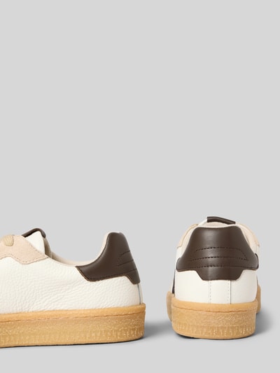 Produktfoto, Sneaker aus echtem Leder von Tamaris in Weiß und Dunkelbraun, strukturierte Oberfläche, Damen Sneaker von Tamaris