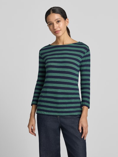 Frauenmodel trägt Longsleeve mit 3/4-Arm von Christian Berg Woman in grün-blauen Streifen, reine Baumwolle, gerader Schnitt, Rundhalsausschnitt, Ganzkörperansicht von vorne.