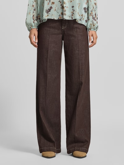 Frauenmodel trägt Wide Fit Jeans mit Viskose-Anteil von Marc Cain in Dunkelbraun, sichtbare Bügelfalten, 5-Pocket-Design, Nahaufnahme Oberkörper. Elastischer Baumwoll-Mix mit Knopf- und Reißverschluss, Bundweite 36 cm, Innenbeinlänge 83 cm.