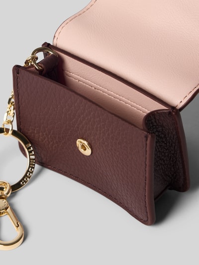 Produktfoto, Schlüsselanhänger mit Minibag von Coccinelle, braun-rosa Strukturmuster, goldfarbener Karabiner, Label-Detail, Gliederkette.
