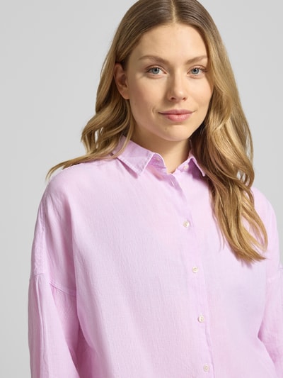 Kobiece model prezentuje Regular Fit Bluse aus Leinen-Baumwoll-Mix Modell 'LUCY' von 0039 Italy, kolor jasnoróżowy, kołnierzyk koszulowy, długie rękawy, mieszanka lnu i bawełny, krój regular fit, długość tyłu w rozmiarze S 67 cm, długość rękawów w rozmiarze S 46 cm, widok z przodu, zbliżenie na górną część ciała.