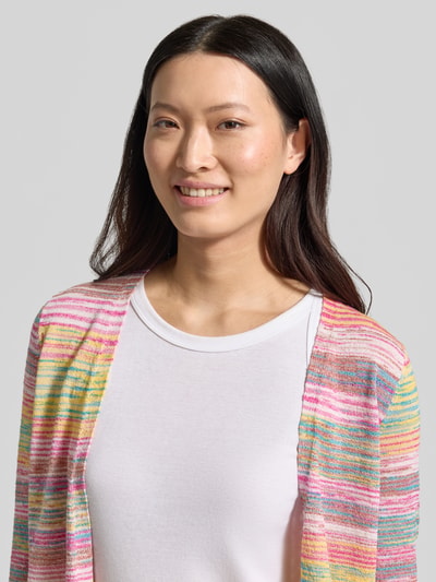 Frauenmodel trägt Cardigan aus Viskose-Mix mit offener Front von Christian Berg Woman, bunt gestreift, Regular Fit, Nahaufnahme Oberkörper.