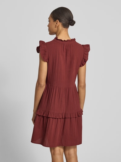 Frauenmodel trägt figurumspielendes Freizeitkleid aus reiner Baumwolle Modell 'Dichte' von Vero Moda in Unifarbe, Mini-Länge, Flammgarn, Ganzkörperansicht Rückansicht.