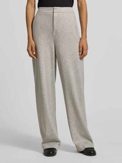 Frauenmodel trägt Hose mit Gesäßtaschen Modell 'FAE' von Drykorn, weites Bein, Material-Mix mit Viskose-Anteil, Ganzkörperansicht von vorne.