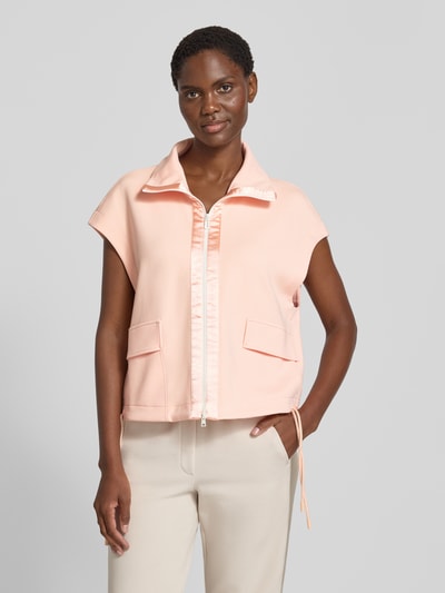 Kobiece modelka nosi Weste mit Stehkragen und Pattentaschen von Marc Cain, Mieszanka bawełny z dodatkiem streczu, krój relaxed fit, stójka, zamek błyskawiczny dwustronny, Kieszenie z patką, jasny róż i beż, gładka tekstura, Ganzkörperansicht von vorne.