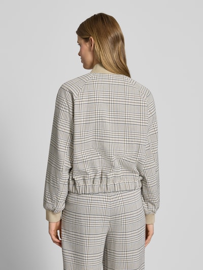 Frauenmodel trägt Regular Fit Blouson mit Viskose-Anteil von Marc O'Polo Denim, kariert, elastisch, Optik: Karo-Muster, Ganzkörperansicht Rückansicht.