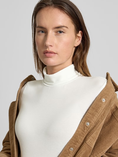 Modelka kobieca nosi Slim Fit Turtleneck mit Viskose-Anteil od Tom Tailor Denim, biały, gładki, długi rękaw, tkanina z domieszką wiskozy, zbliżenie górnej części ciała.