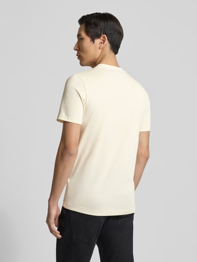 Męski model nosi Regular Fit T-Shirt mit Motiv-Print od Antony Morato, mieszanka bawełny, krój regular fit, okrągły dekolt, długość tyłu w rozmiarze M: 64 cm, jasny kolor, gładka struktura, widok całej sylwetki z tyłu.