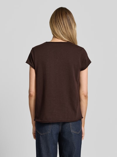 Frauenmodel trägt T-Shirt mit Rollsaum und V-Ausschnitt von Smith and Soul aus reiner Baumwolle, Regular-Fit, dunkelbraun, Ganzkörperansicht Rückansicht. Rückenlänge bei Größe S: 63 cm.