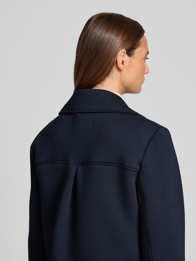 Frauenmodel trägt Regular Fit Jacke mit Viskose-Anteil von Christian Berg Woman Selection in Dunkelblau, Elastischer-Material-Mix, Reverskragen, doppelte Knopfleiste, Eingrifftaschen, Rückenlänge 54 cm, Schulterbreite 39 cm, Brustweite 51 cm, Ärmellänge 64 cm, Detailaufnahme Rückansicht.