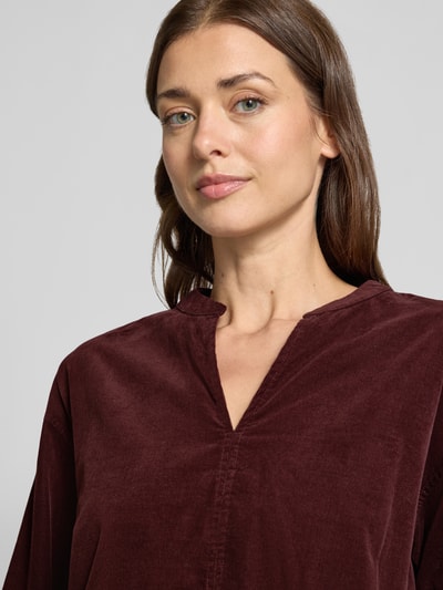 Frauenmodel trägt Langarmbluse mit V-Ausschnitt Modell 'Flando' von OPUS in Bordeaux, unifarben, reine Baumwolle, Nahaufnahme Oberkörper.