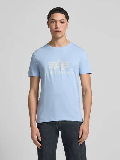 Męski t-shirt z bawełny, prosty krój, okrągły dekolt, detal z logo, model 'BASIC' od Alpha Industries, długość tyłu 69 cm, Ganzkörperansicht von vorne.