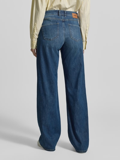 Männermodel trägt Jeans im Used-Look mit Fransen Modell 'Mari mash' von OPUS PANTS, niebieski denim, bawełna z elastanem, szerszy krój, szerokość w rozmiarze 36/26: 38 cm, długość nogawki od wewnątrz: 64 cm, widok całej sylwetki z tyłu