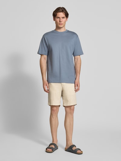 Mannenmodel draagt shorts met tunnelkoord model 'STACE MYKONOS' van Jack & Jones, materiaalmix met katoen, regular fit, lichte beige kleur, bandwijdte maat M 44 cm, binnenbeenlengte 24 cm, full body vooraanzicht.
