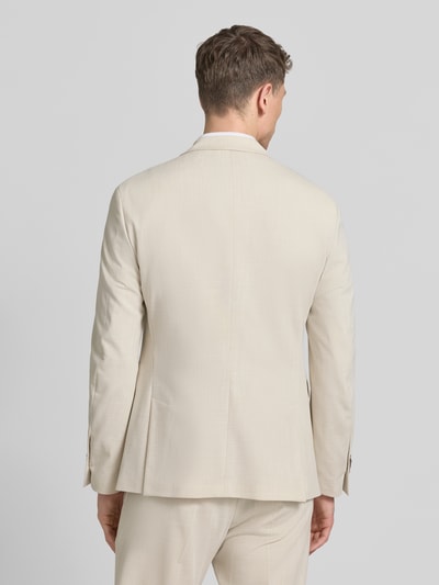 Männermodel trägt Regular Fit Sakko mit Reverskragen Modell 'Data' von CINQUE in Beige, glatte Textur, Ganzkörperansicht Rückansicht. Herren Sakko mit Knopfleiste, Brustleistentasche, Pattentaschen, Rückenlänge 73 cm, Schulterbreite 46 cm, Ärmellänge 65 cm.