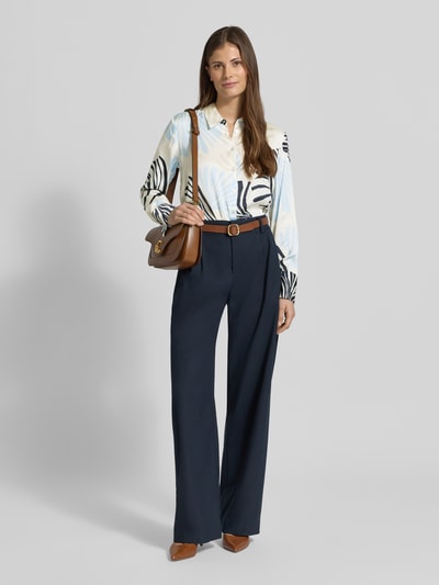 Vrouwenmodel draagt Regular Fit Overhemdblouse uit zuivere viscose van s.Oliver BLACK LABEL met all-over motief in meerkleurig satijn, overhemkraag en knoopsluiting. Lange mouw met manchet, licht afgeronde rompzoom, stolpplooi. Ganzkörperaanzicht van voren.