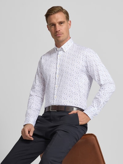 Männermodel trägt Regular Fit Freizeithemd mit Button-Down-Kragen von bugatti, weiß mit Allover-Look, Reine Baumwolle, Nahaufnahme Oberkörper.