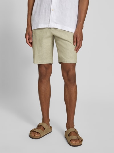 Männermodel trägt Shorts mit Kordelzug von bugatti, beige, Baumwoll-Mix mit Leinen, Regular Fit, Nahaufnahme Oberschenkelansicht.