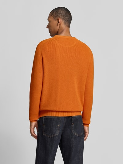 Männermodel trägt Regular Fit Strickpullover aus reiner Baumwolle von Fynch-Hatton in Orange, elastische Abschlüsse, Rückenansicht, Ganzkörperansicht Rückansicht, Herren Strickpullover-Kontext