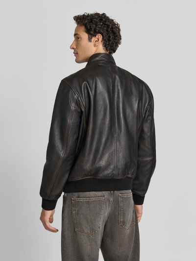 Männermodel trägt dunkelbraune Regular Fit Jacke aus echtem Lammleder Modell 'BERKELY' von Strellson, Herren Leder- / Kunstlederjacke, Ganzkörperansicht Rückansicht.