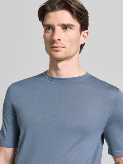Männermodel trägt t-shirt aus wol model 'Connor' van Tiger Of Sweden in lichtblauw, recht model, ronde hals, 1/2-mouwen, nahaufnahme oberkörper.