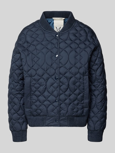 Produktfoto, Jacke mit Stehkragen und Eingrifftaschen von Fuchs Schmitt, krój regular fit, granatowy, pikowana faktura, długość tyłu w rozmiarze 36: 58 cm, szerokość ramion w rozmiarze 36: 48 cm, szerokość klatki piersiowej w rozmiarze 36: 57 cm, długość rękawa w rozmiarze 36: 56 cm