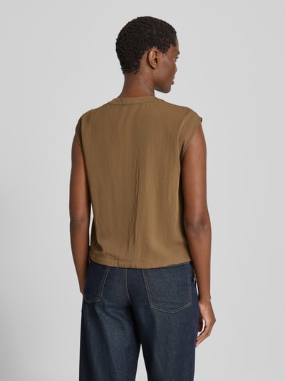 Vrouwenmodel draagt Relaxed Fit bodywarmer met tunnelkoord van s.Oliver RED LABEL in effen bruin met gladde textuur, volledig lichaamsbeeld achteraan.