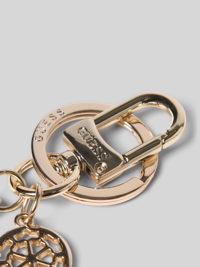 Productfoto, sleutelhanger met logo-detail van GUESS, Reliëflogo, bloemdetail, sleutelring, goudkleurig met glanzende textuur