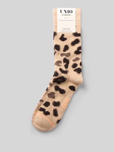 Produktfoto, Socken mit Kaschmir-Anteil im Leo-Design von UNIO HAMBURG, bawełniany miks z domieszką kaszmiru, prążkowane ściągacze, wzór w panterkę, beżowo-brązowe odcienie, miękka tekstura.