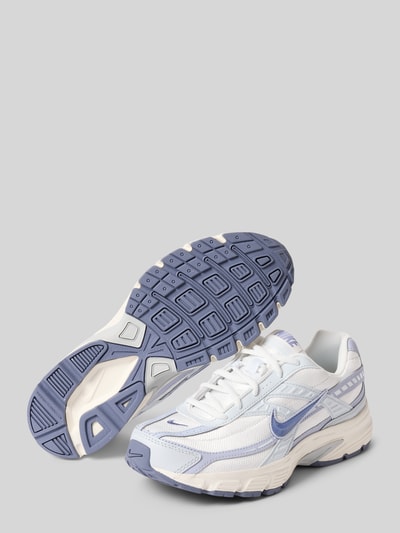 Produktfoto, Sneaker aus Leder-Textil-Mix Modell 'Initiator' von Nike in Weiß und Blau, abgerundete Spitze, Gummisohle, Logo, Schnürung, strukturierte Oberfläche, Damen Sneaker, Absatzhöhe 5 cm, Schafthöhe 7 cm, Schaftweite 8 cm.