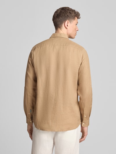 Männermodel trägt Regular Fit Leinenhemd aus reinem linnen model 'CORE' van Scotch & Soda in beige, langärmelig, ruglengte maat M 78 cm, schouderbreedte 45 cm, mouwlengte 66 cm, kentkraag, doorlopende knoopsluiting, labelstitching, Ganzkörperansicht Rückansicht.