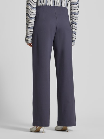 Frauenmodel trägt Weite Hose aus Viskose-Mix von s.Oliver BLACK LABEL in Optik: Unifarben, Passform: Wide Leg, Ganzkörperansicht Rückansicht.