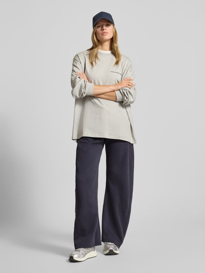 Frauenmodel trägt Sweatpants mit elastischem Bund und Tunnelzug von Review im Baumwoll-Mix mit Viskose-Anteil, Relaxed-Fit, Ganzkörperansicht von vorne.