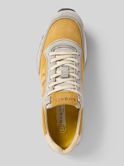 Produktfoto, Sneaker mit Label-Details Modell 'Bierman' von bugatti in Gelb und Beige, strukturierte Sohle, abgerundete Form, Schnürung.