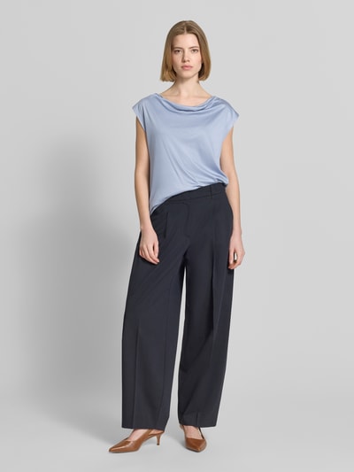 Frauenmodel trägt Relaxed Fit T-Shirt aus reiner Viskose von s.Oliver BLACK LABEL in Hellblau, unifarben mit Wasserfallausschnitt, Ganzkörperansicht von vorne.