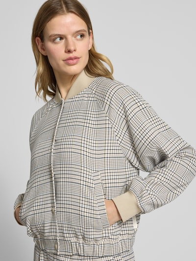 Frauenmodel trägt Regular Fit Blouson mit Viskose-Anteil von Marc O'Polo Denim, kariertes Muster, unifarben Optik, Nahaufnahme Oberkörper.