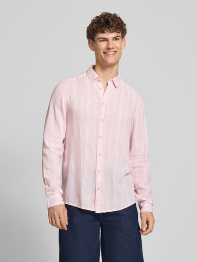 Männermodel trägt Regular Fit Leinenhemd mit Viskose-Anteil Modell 'Bobby' von Blend in Rosa mit weißen Streifen, Ganzkörperansicht von vorne, Herren Leinenhemd mit Kentkragen, langärmelig, durchgehende Knopfleiste, Sportmanschetten, strukturierte Leinenmischung.