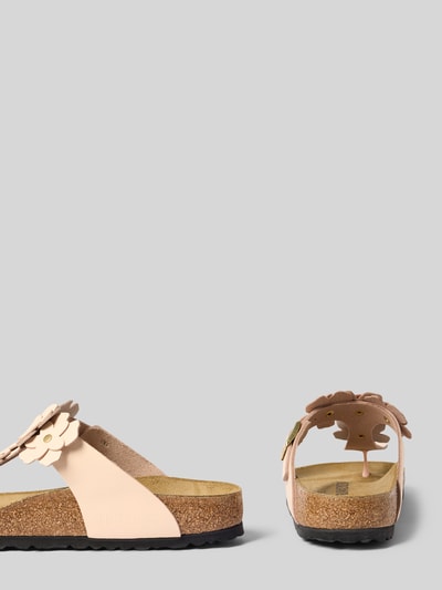 Produktfoto, Zehentrenner mit floralen Applikationen Modell 'GIZEH' von Birkenstock in Beige-Rosa, profilierte Sohle, abgerundete Form, Label-Prägung, 3 cm Absatzhöhe bei Größe 40, glatte und strukturierte Texturen